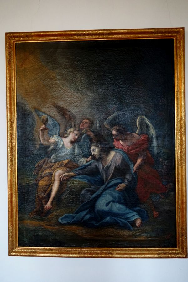 Ein historisches Gemälde mit Engelsfiguren, die eine Szene darstellen. Die Figuren sind elegant gekleidet, und das Bild ist in einem goldenen Rahmen gefasst.