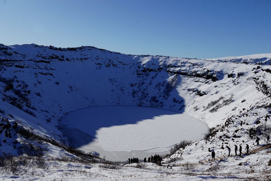 Islands Golden Circle mit Vulkankrater Kerid im Winter bei Schnee