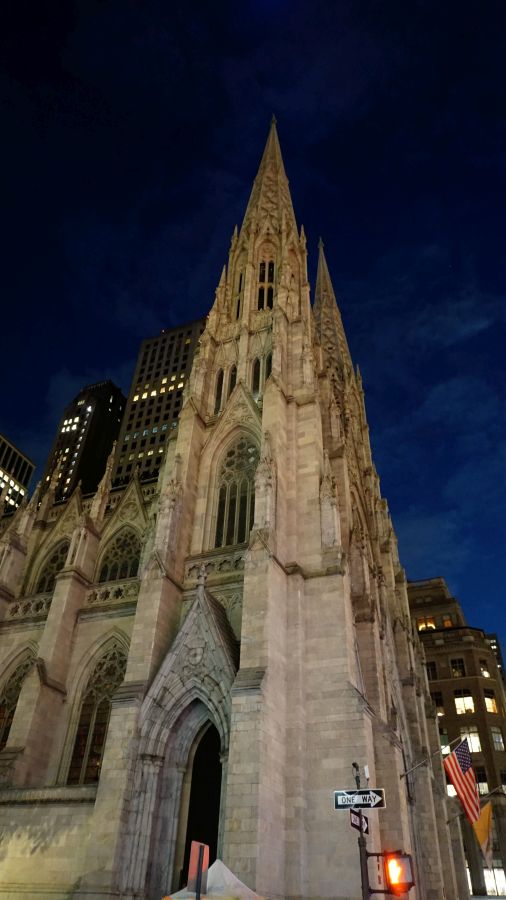 Straßenzug in New York bei Nacht