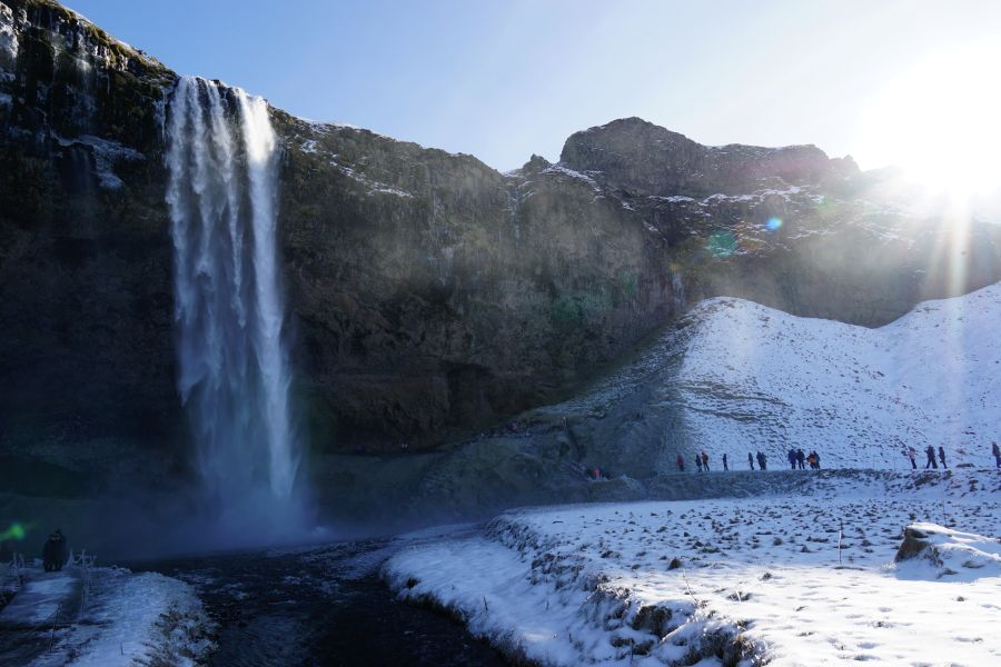 Islands Südküste im Winter bei Schnee mit Wasserfall