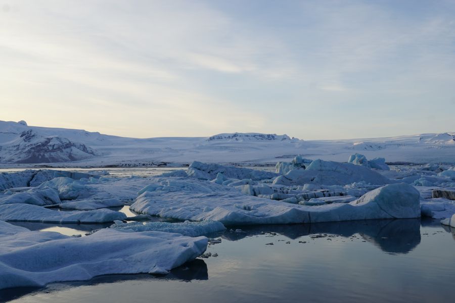 Eine Gletscherlagune auf Island bei Sonnenuntergang