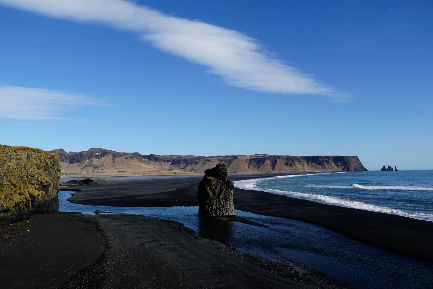 Islands Südküste mit schwarzen Strand