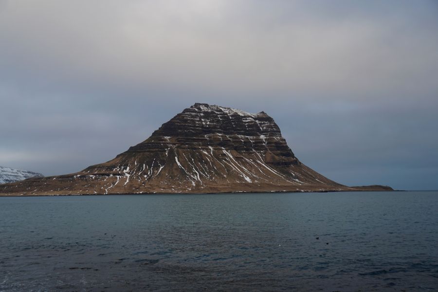Ein Berg. Im Vordergrund Meer