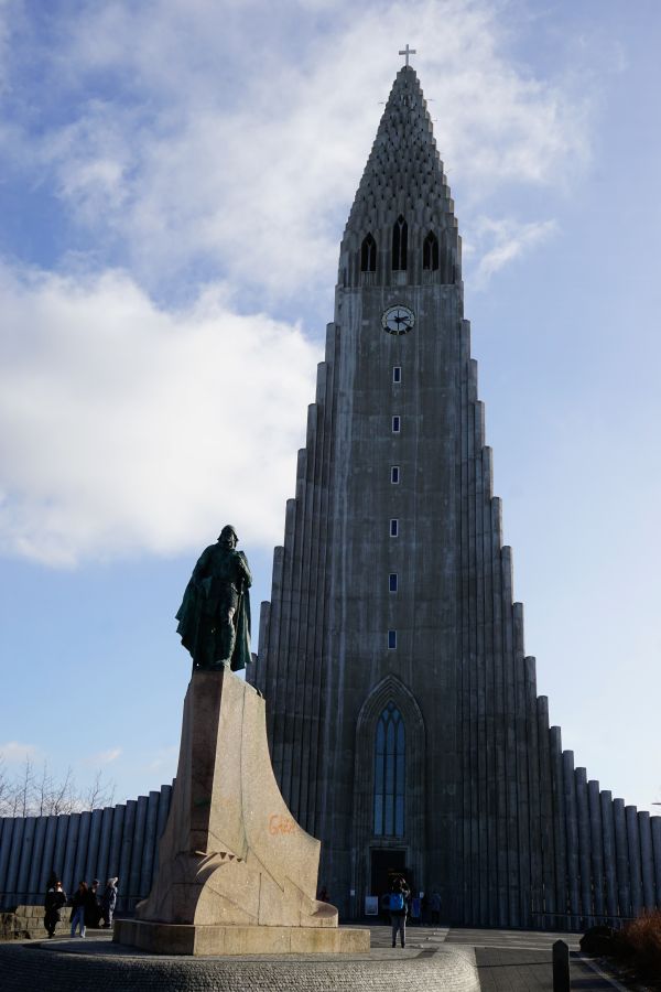 Eine große weiße Kirche