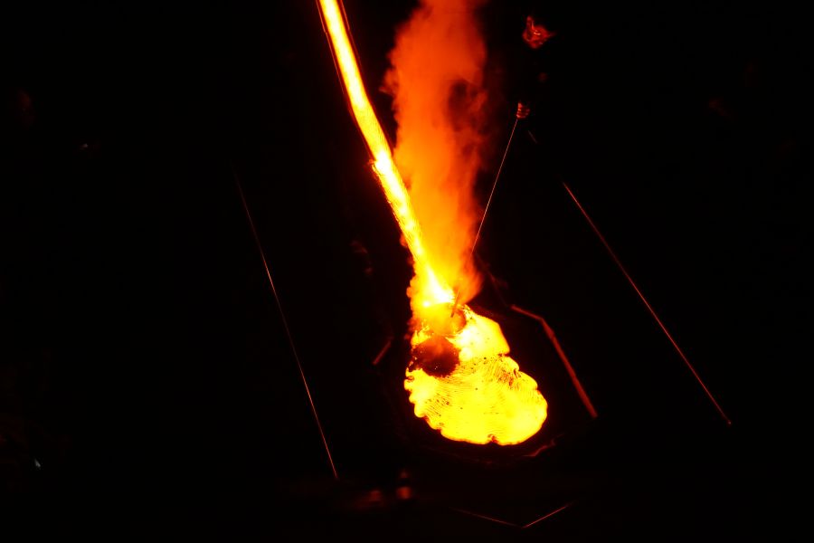 Eine glühende Lava sprudelt in der Dunkelheit während einer Lava-Show, die eine einzigartige vulkanische Erfahrung bietet.