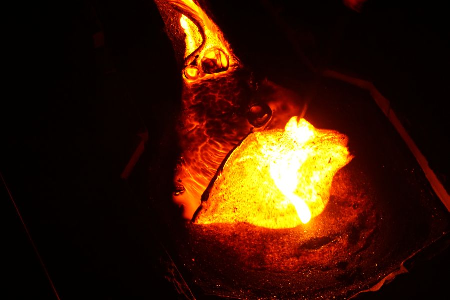 Schmelzende Lava in einem Vulkanschau mit leuchtenden orangefarbenen und roten Farben.