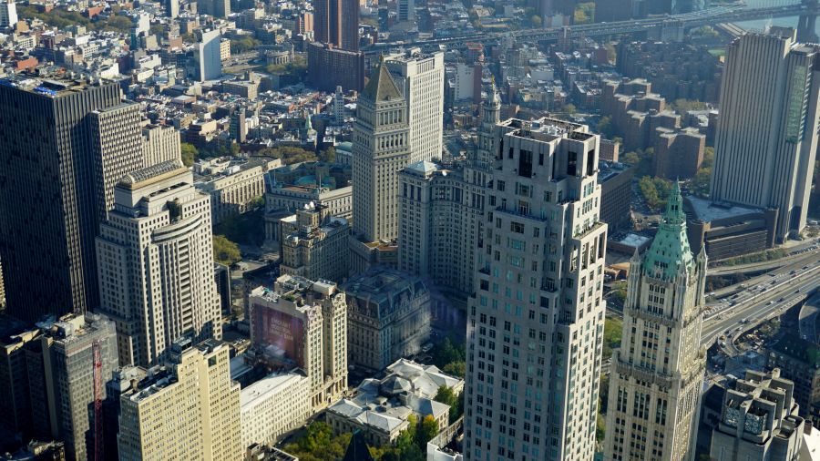 Luftaufnahme der Skyline von Manhattan, New York, mit einer Vielzahl von hohen Gebäuden und Straßenanbindungen.