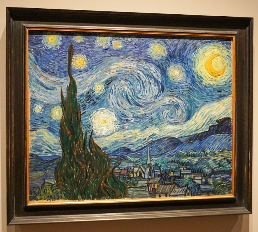 Das Gemälde "Der Sternennacht" von Vincent van Gogh zeigt einen nächtlichen Himmel mit wirbelnden Wolken und leuchtenden Sternen über einer ruhigen Stadtlandschaft.