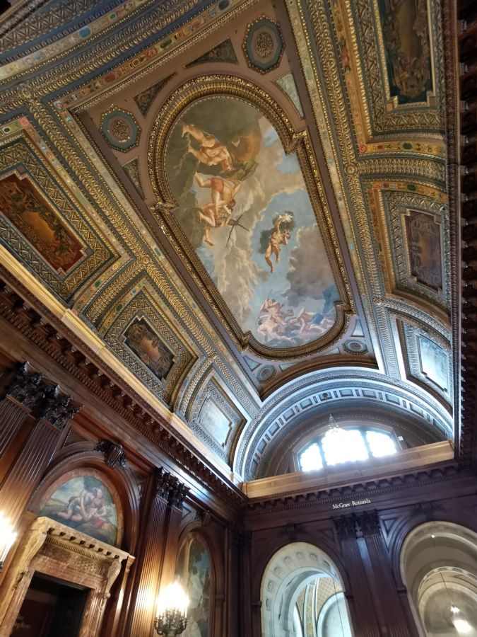 Deckenansicht der New York Public Library mit aufwendigen Malereien und Verzierungen.