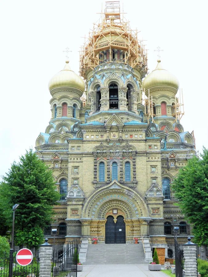Historische Kirche mit goldenen Kuppeln und aufwändigen architektonischen Details, teilweise mit Baugerüsten.