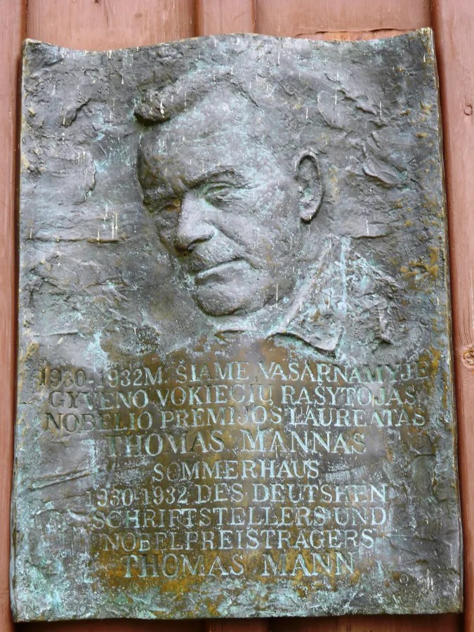 Bronze plaque depicting a relief of Thomas Mann, along with inscriptions in Lithuanian and German, commemorating his time spent at the summer house in 1930-1932.