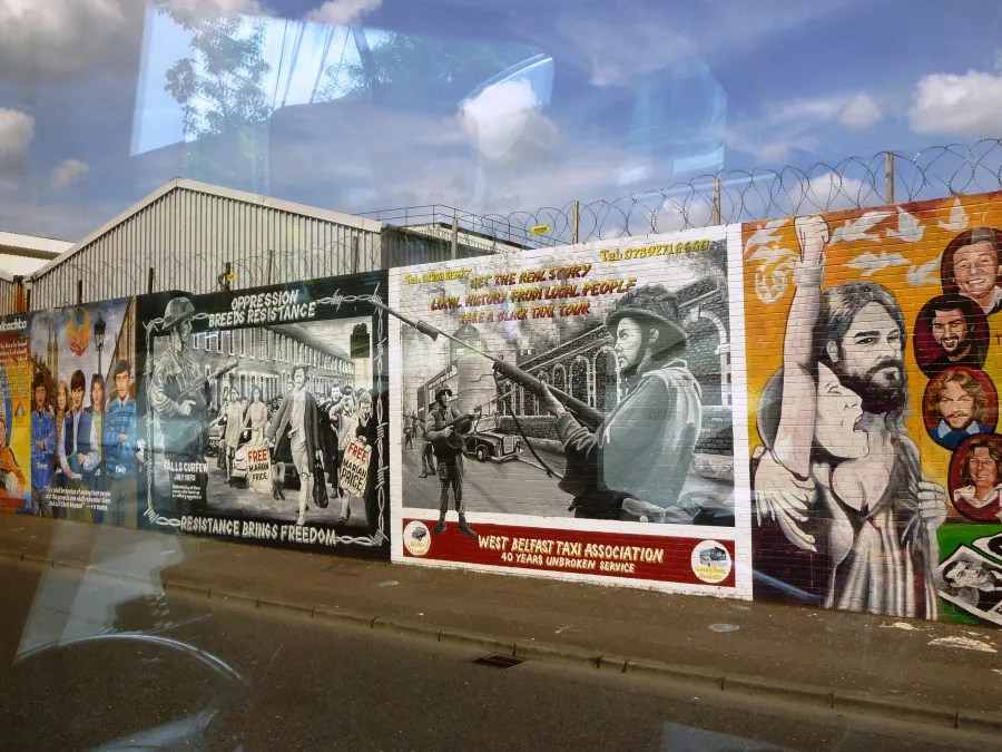 Eine Auswahl von Wandmalereien in Belfast, die historische und politische Themen darstellen, mit Slogans wie "Oppression Breeds Resistance" und verschiedenen Portraits.