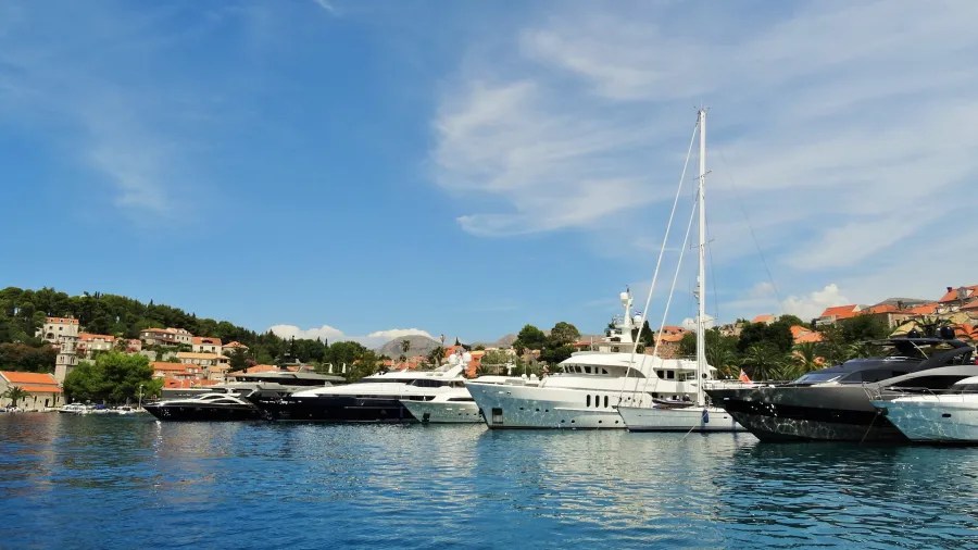 Hafen in Dubrovnik, Kroatien mit mehreren Yachten und einem klaren blauen Himmel.