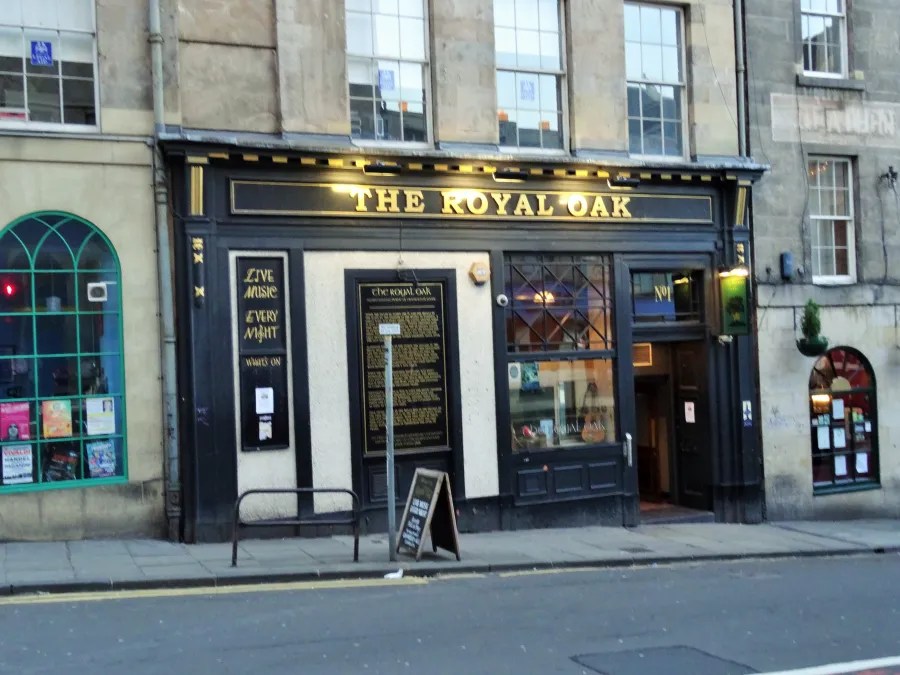 Fassade des Pubs "The Royal Oak" in Edinburgh, mit einem Hinweis auf Live-Musik an jedem Abend.