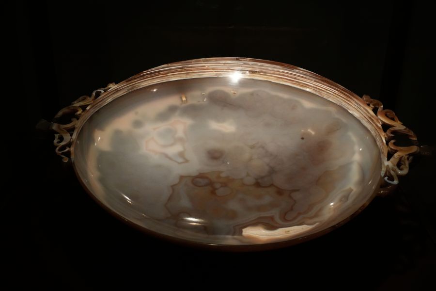 Ein antikes Serviertablett aus Alabaster mit verzierten Griffen.