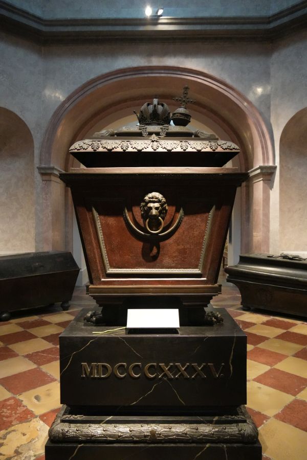 Ein dekorierter Sarg in der Kapuzinergruft mit einer Krone und Löwenkopfsymbolik.