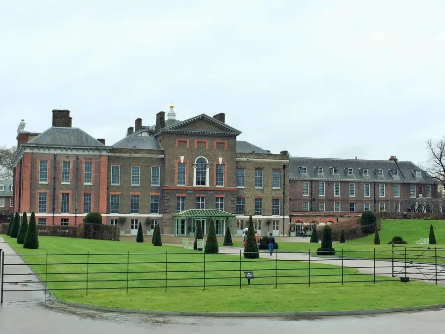 Der Kensington Palace mit großzügigem Garten und gepflegten Pflanzen, an einem grauen Tag in London.