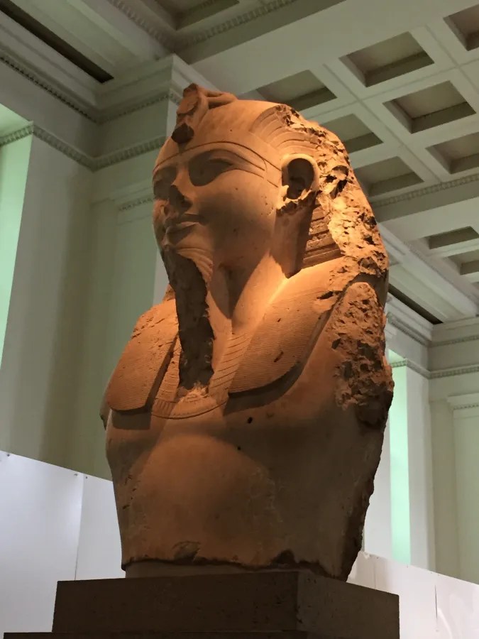 Skulptur eines Pharaos im British Museum mit feinen Details und Lichtakzenten, auf einem schlichten Sockel platziert.