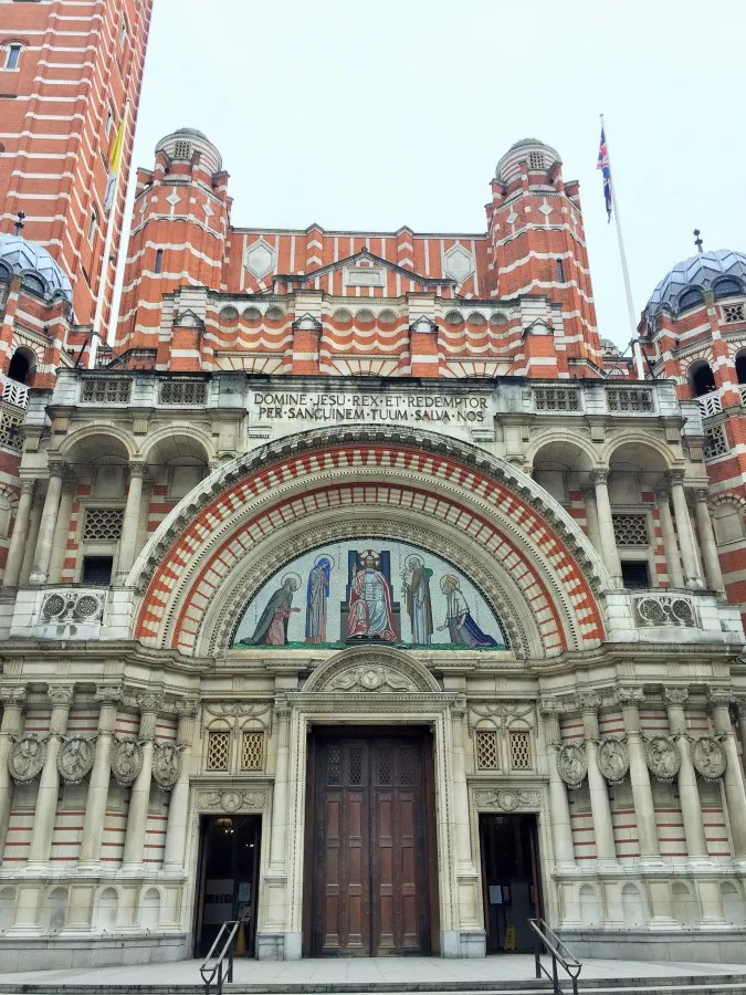 Ansicht der Fassade der Westminster Cathedral in London mit ihrer markanten Architektur und dem korinthischen Stil.