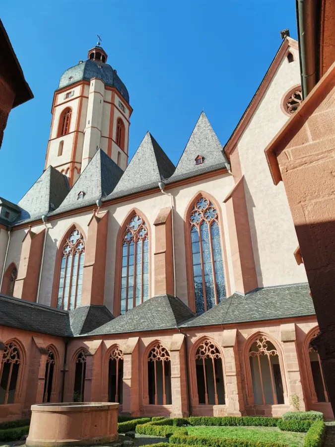 Blick auf die St. Stephan Kirche in Mainz mit ihrem markanten Turm und den großen, bunten Fenstern von Marc Chagall im Hintergrund.