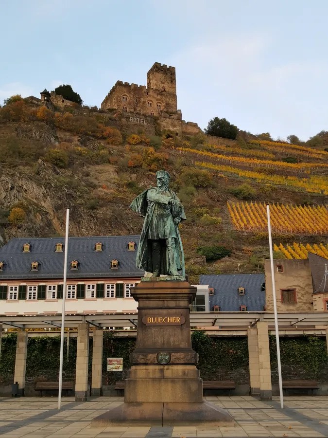 Statue von General Gebhard Leberecht von Blücher mit der Burgruine Gutenfels im Hintergrund und Weinbergen in der Umgebung.