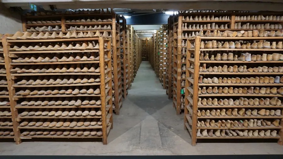 Ein Blick in das Lager des Fagus-Werks, das mit Regalen voller Schuhleisten aus Holz gefüllt ist.