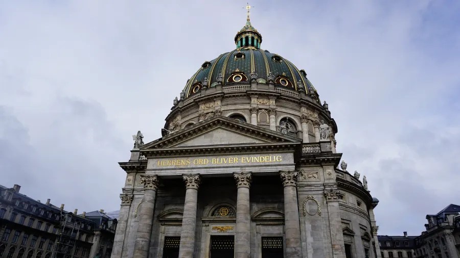 Die Frederiks Kirke in Kopenhagen, bekannt für ihre große Kuppel und neoklassizistische Architektur, eingefangen aus der Perspektive der Außenansicht mit einem bewölkten Himmel im Hintergrund.