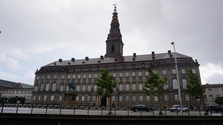 Das Christiansborg Schloss in Kopenhagen, Dänemark, ist ein historisches Gebäude mit beeindruckender Architektur, umgeben von Bäumen und einer ruhigen Umgebung.