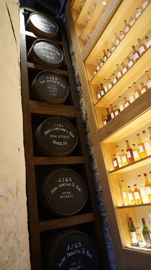 Ein Blick auf die Regale mit verschiedenen Whiskey-Flaschen und Holzfässern in der ehemaligen Jameson-Destillerie in Dublin.