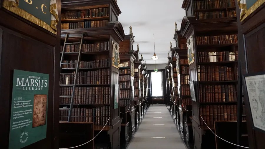 Ein Blick in die historische Marsh's Library in Dublin, mit hohen Bücherregalen und einer gemütlichen Atmosphäre.