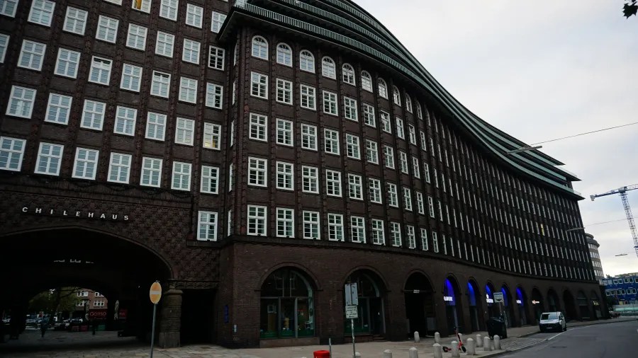Das Chilehaus in Hamburg, ein charakteristisches Beispiel der Backsteingotik, mit seiner markanten bogenförmigen Fassade und zahlreichen Fenstern.