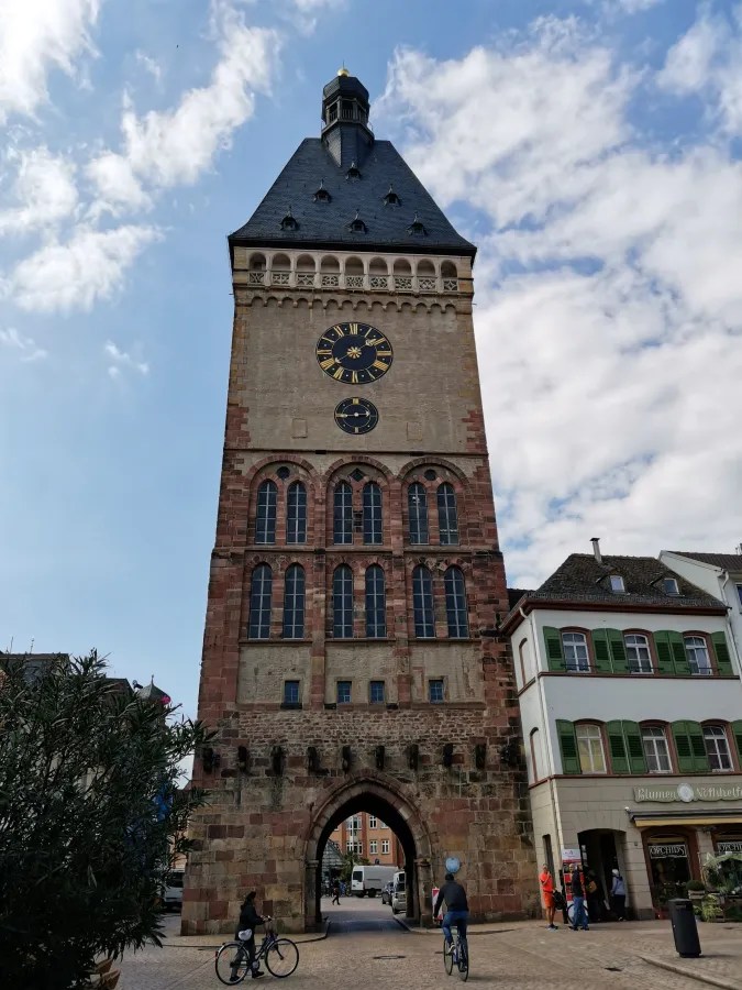 Ansicht des historischen Wasserturms in Speyer, Deutschland, unter blauem Himmel mit Wolken.