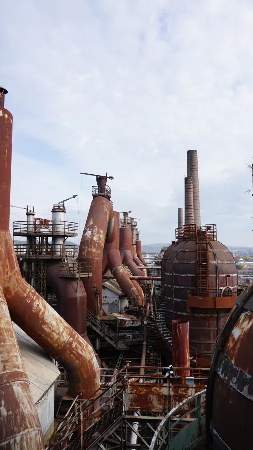 Industrieanlagen und Schornsteine der Völklinger Hütte, ein UNESCO-Weltkulturerbe, in einer rostigen und industriellen Umgebung.