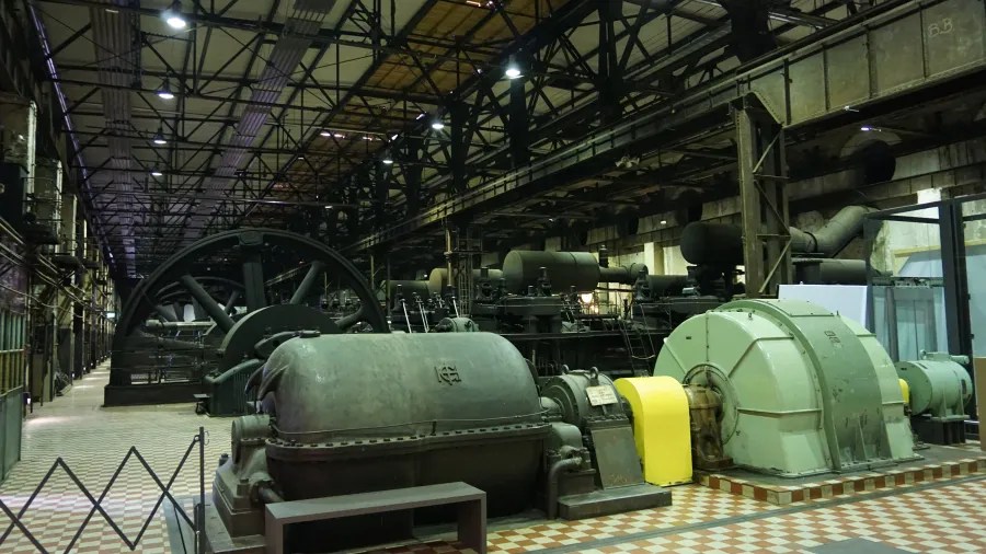 Industrielle Maschinen und Ausrüstung in der Völklinger Hütte, UNESCO-Weltkulturerbe, in einem großen Raum mit hohen Decken.