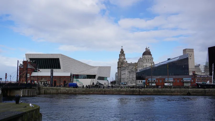 Blick auf die Skyline von Liverpool mit modernen und historischen Gebäuden am Wasser.