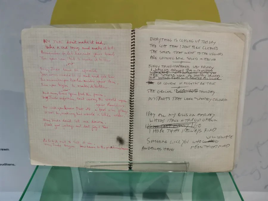 Ein offenes Notizbuch mit handgeschriebenen Notizen in blauer und roter Tinte. Die Seiten enthalten persönliche Gedanken und Erinnerungen, einschließlich Ermutigungen und Reflexionen über das Leben.