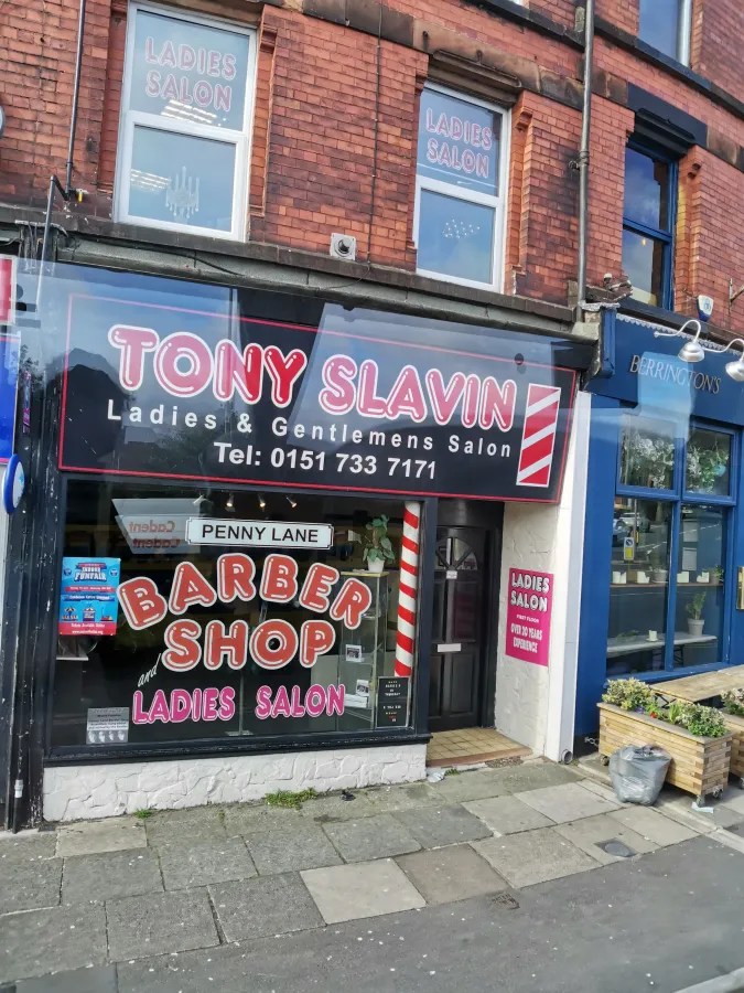 Fassade des Tony Slavin Ladies & Gentlemen Salon mit Barber Shop und Ladies Salon, gelegen an der Penny Lane