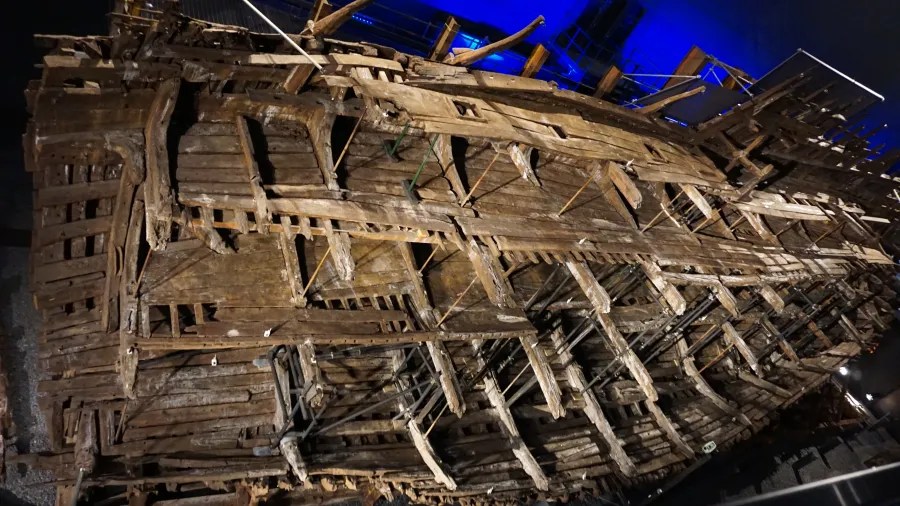 Blick auf das gestrandete Schiffswrack mit sichtbaren Holzkonstruktionen und Rippen.