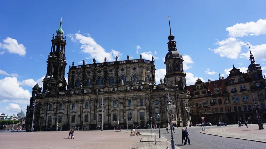 Blick auf das prachtvolle Dresdner Residenzschloss mit blauer Himmel und Wolken.