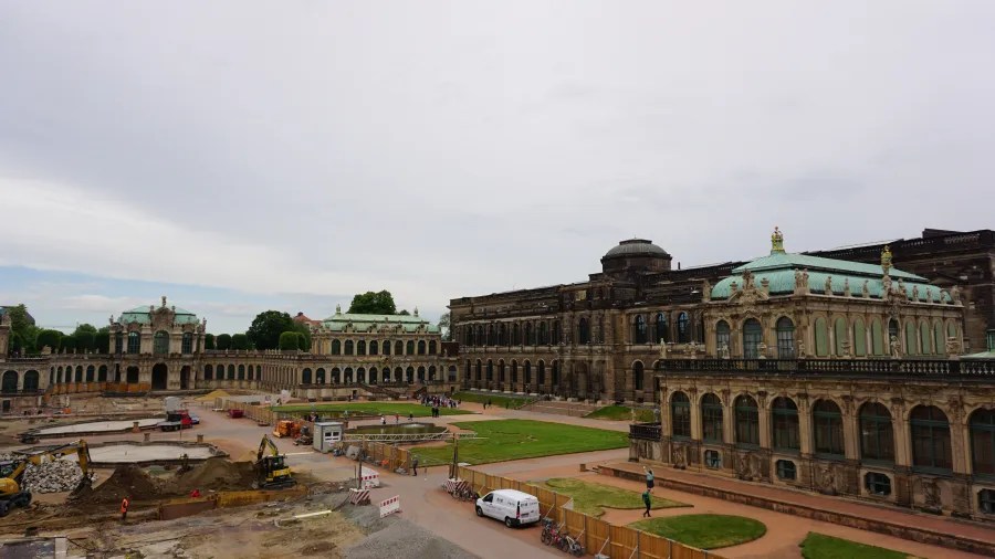 Blick auf historische Gebäude mit Bauarbeiten im Vordergrund und grauem Himmel in Dresden.