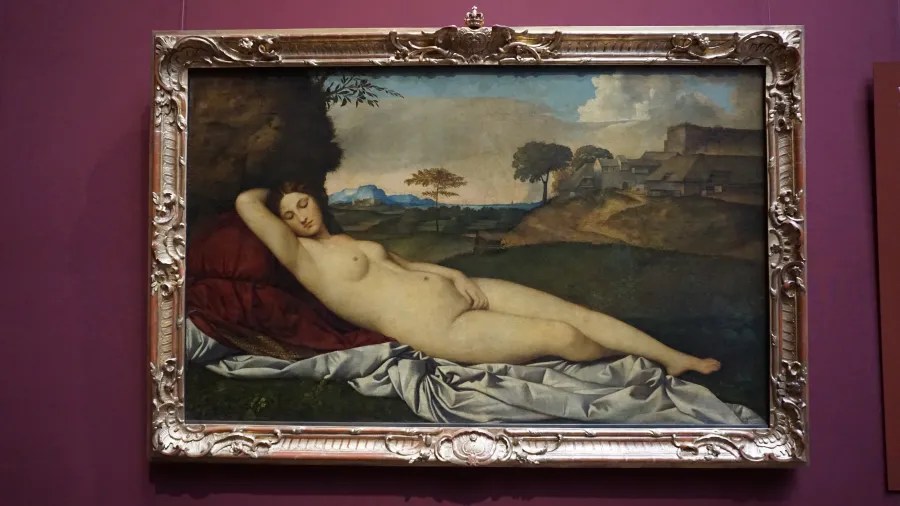 Ein Gemälde einer liegenden nackten Frau auf einem silbernen Tuch, umgeben von einer Landschaft mit Bäumen und Hügeln.