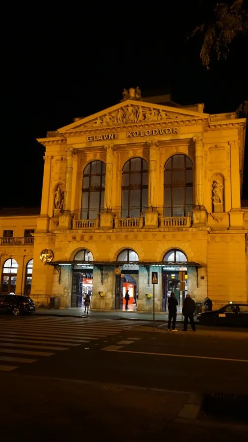 Das historische Gebäude des Hauptbahnhofs in Zagreb bei Nacht, mit beleuchteter Fassade und Eingangsbereich.