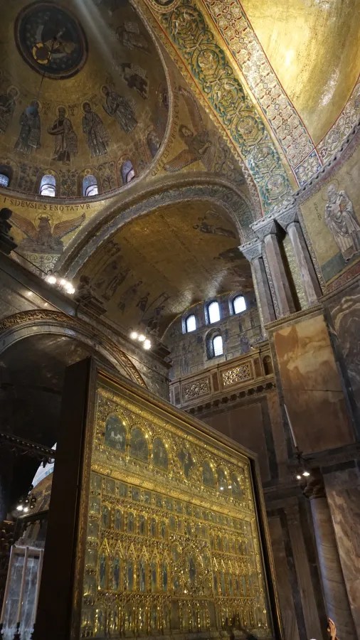 20221015_1_Italien_Venedig (29) Golden mosaics and a large ornate gold screen inside St Mark's Basilica.