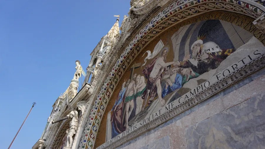 20221015_1_Italien_Venedig (62) Ornate gold mosaic on an arched facade with Latin text SPOLIAT ME CAMPIO FORTIS.