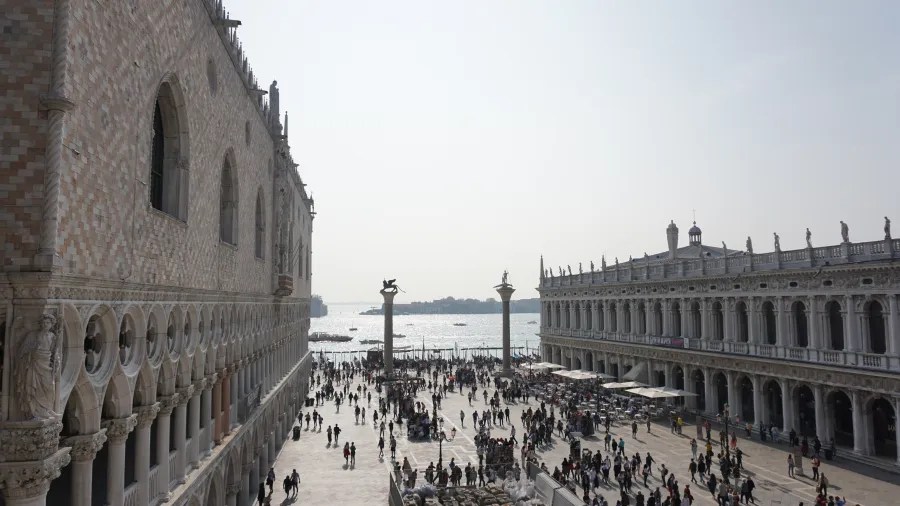 20221015_1_Italien_Venedig (71) Crowds of people in St. Mark's Square, Venice, looking towards the lagoon