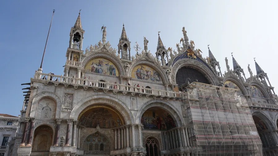 20221015_1_Italien_Venedig (77) The ornate facade of St. Mark's Basilica in Venice featuring colorful mosaics and gold statues.