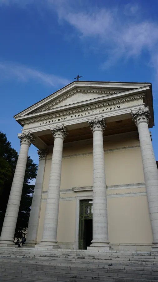 20221015_2_Italien_Udine (7) Neoclassical building with Corinthian columns and the inscription GRATIARVM VIRGINI SACRVM.