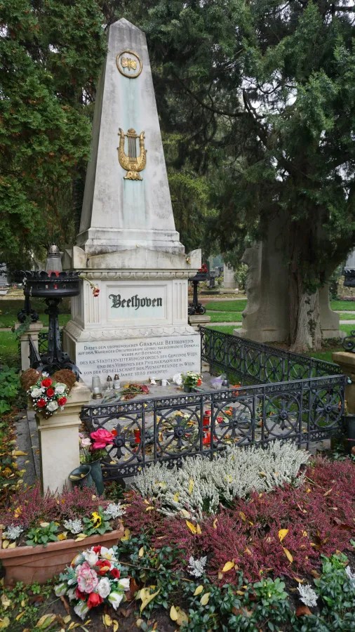 Beethoven's grave monument, an obelisk with a golden lyre and the name 'Beethoven'