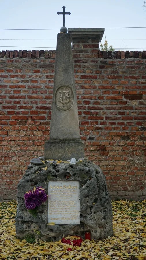 Stone obelisk monument for Anton Salieri topped with a cross. The plaque on the rock base reads: Anton Salieri... Erneuert 1845 und 1902.