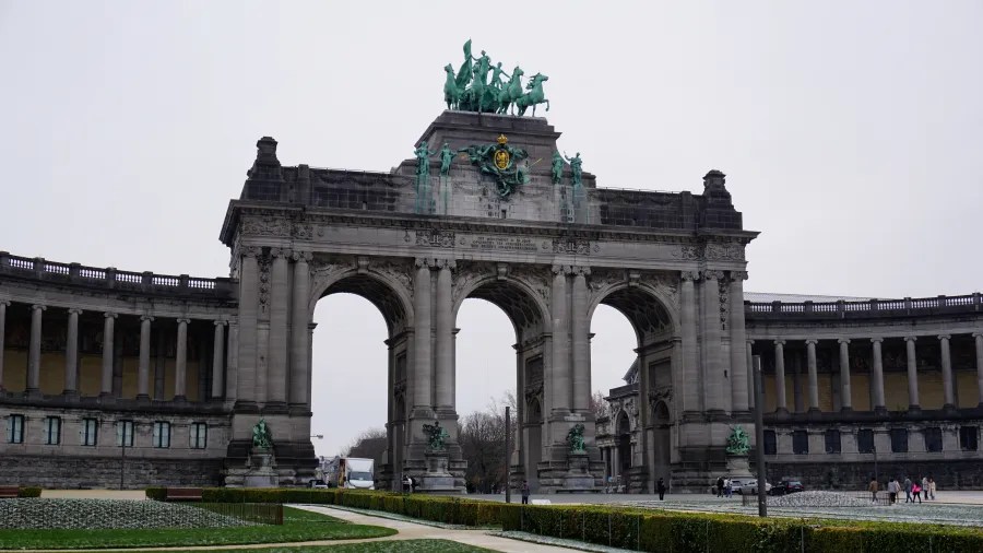 The Arc de Triomphe du Cinquantenaire in Brussels under an overcast sky.